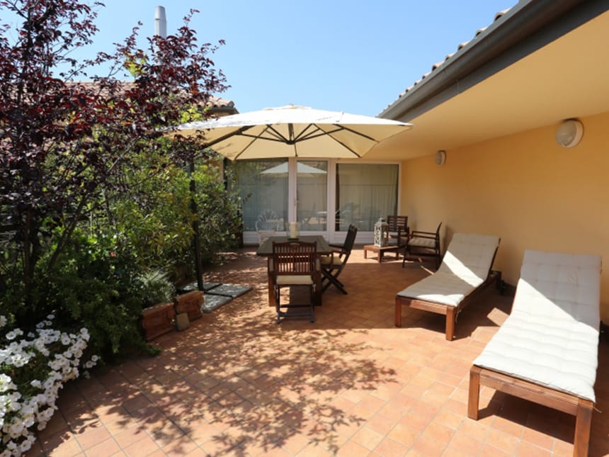 sonnige Aussichten auf der Hotelterrasse