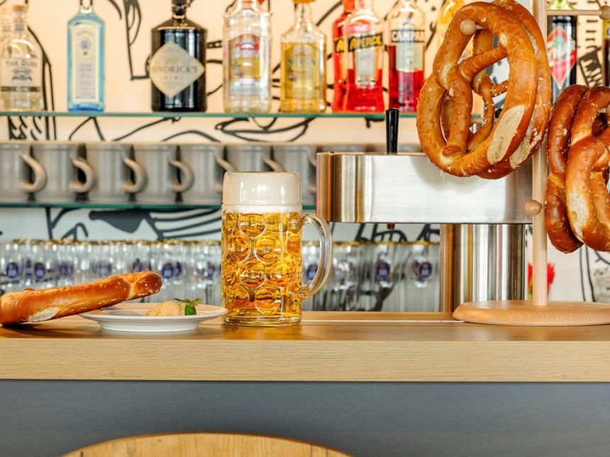 Maß Bier und Brezel an der Theke