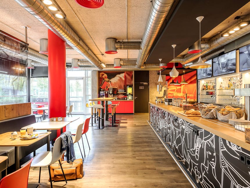 moderne Hotelbar mit Frühstücksbuffet