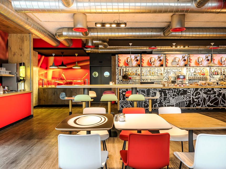 modern und bunt eingerichtete Hotelbar