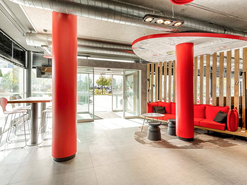 stehtische, Barhocker und Loungemöbel im Eingangsbereich