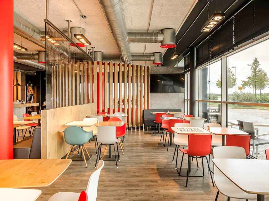 modern und bunt dekorierter Frühstücksraum