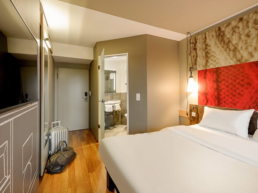 hell und modern eingerichtetes Doppelzimmer