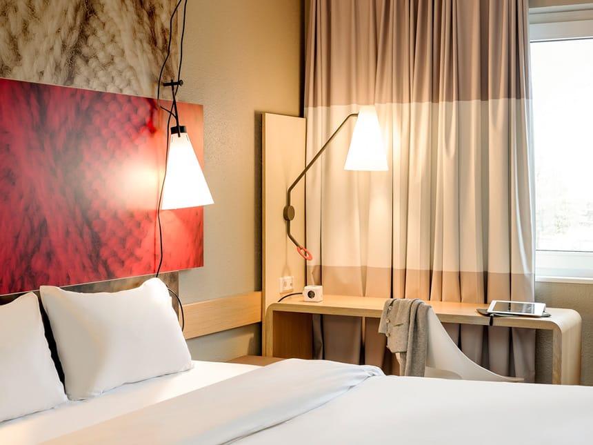 Hotelzimmer modern und hell eingerichtet