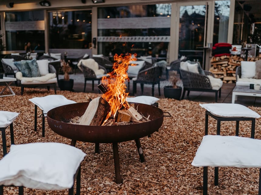 Gemütliche Outdoor-Lounge mit Feuerstelle und Sitzgelegenheiten