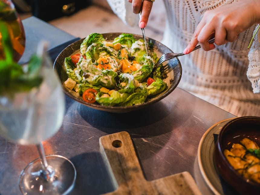 Frischer Caesar-Salat mit knusprigen Croutons und Kirschtomaten, serviert in einer Schüssel.