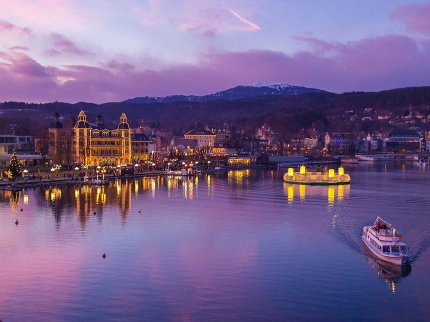 Abendstimmung in einer beleuchteten Stadt am See