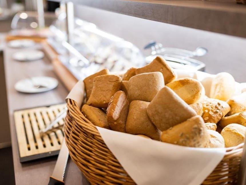 Brötchen am Buffet