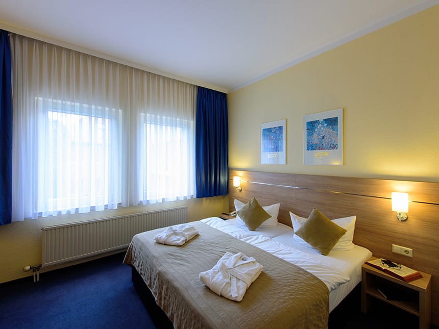 modernes Doppelzimmer mit Doppelbett