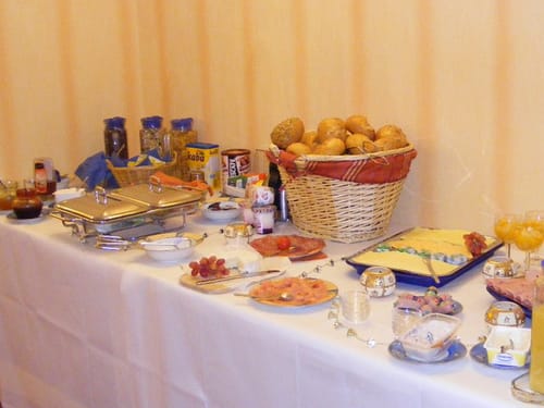 Speisenbuffet am Morgen mit einer vielfältigen Auswahl