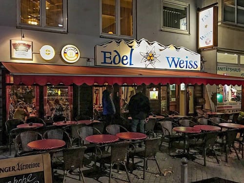 Aussenansicht Hotel Edelweiss am Abend