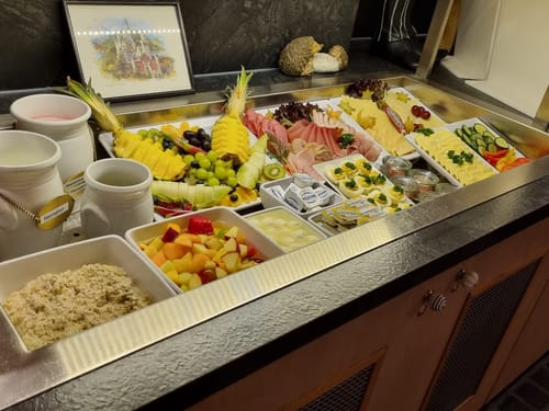 Frühstücksbuffet mit einer vielfältigen Auswahl an Obst, Käse, Rohkost und Wurst