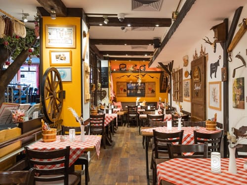 Restaurant rustikal und gemütlich eingerichtet