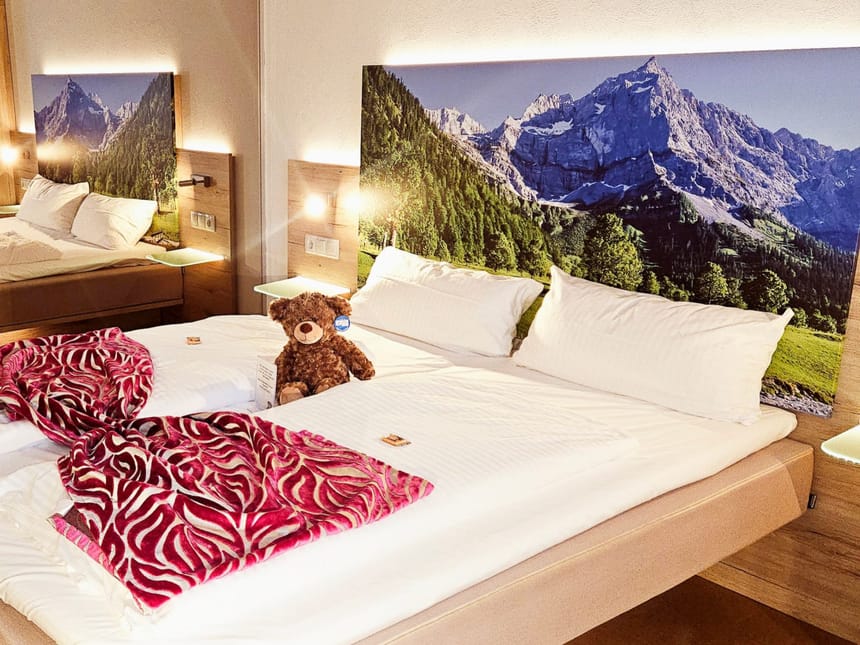 Doppelzimmer mit Doppelbett und Fototapete