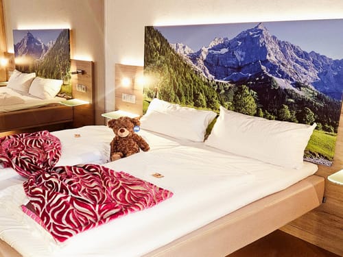 Doppelzimmer mit Doppelbett und Fototapete