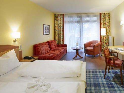 Helles Doppelzimmer mit Sitzgruppe, TV und Schreibtisch