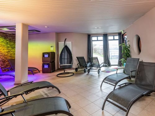 Liegen im Wellnessbereich