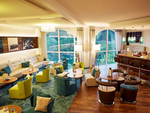 Moderne Lobby mit verschiedenen Sitzmöglichkeiten