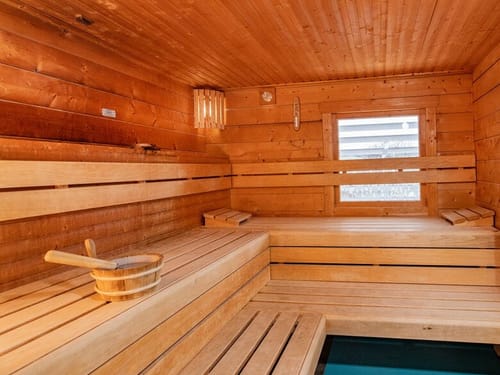 Holzsauna mit zwei Sitzreihen
