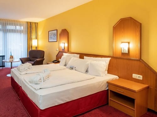 Geräumiges Zimmer mit TV, Sitzecke und Schreibtisch