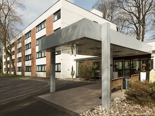 Außenansicht im Mercure Hotel Bielefeld Johannisberg bei Tageslicht