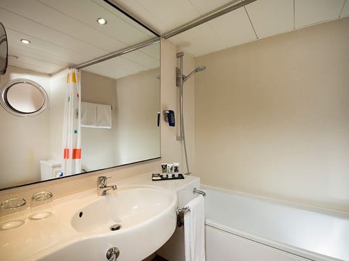 Bad mit Wanne, Wandspiegel, Waschtisch und Kosmetikspiegel