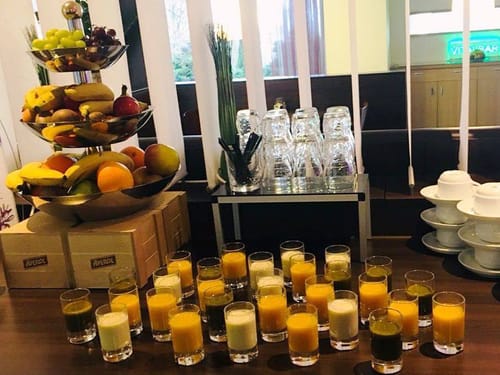 Buffet am Morgen mit Obst und Vitamin Säften