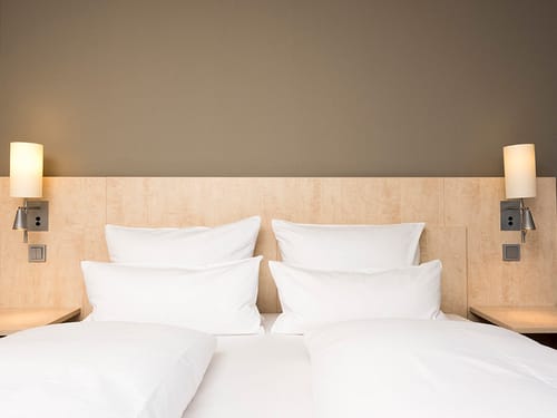 Doppelbett mit Leselampen