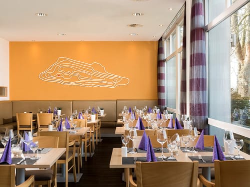 edel eingedeckten Tische im Hotelrestaurant