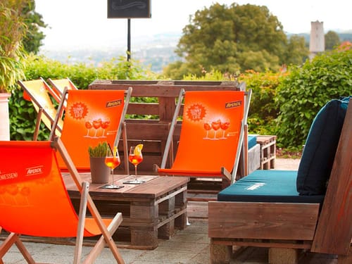Sonnenliegen aus Holz und Palettenmöbel auf der Terrasse