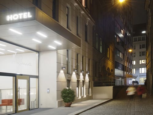 Hotel von Außen am Abend