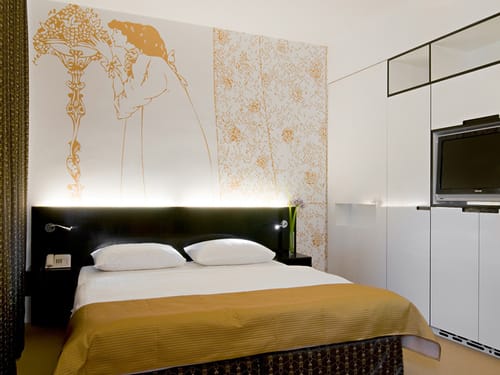 moderens Doppelzimmer mit Doppelbett und Wandschrank inklusive TV