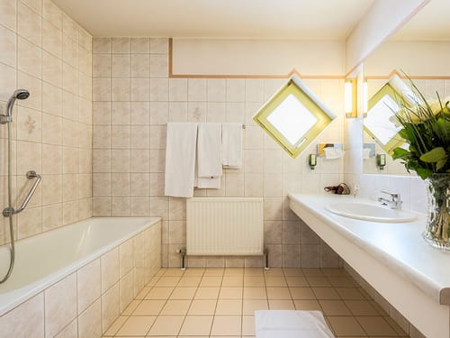 Großes Badezimmer