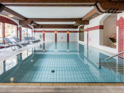 Indoor-Pool mit Liegen