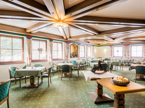 Großes Restaurant mit vielen Sitzplätzen