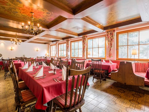 Großes Restaurant mit vielen Sitzmöglichkeiten