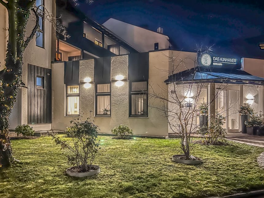 Das Aunhamer Suite & Spa – Außenansicht bei Nacht