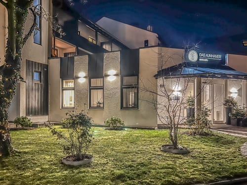 Das Aunhamer Suite & Spa – Außenansicht bei Nacht
