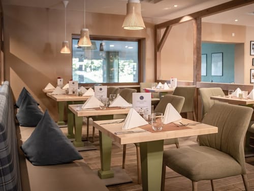 Einladendes Restaurant mit stilvollem Ambiente und modernem Landhausdesign