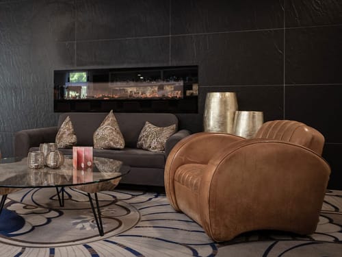 Elegante Hotellobby mit Kamin und Designer-Möbeln – Luxus-Interieur