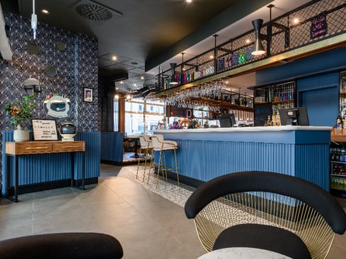 Moderne Hotelbar in blau mit verschiedenen Sitzmöglichkeiten