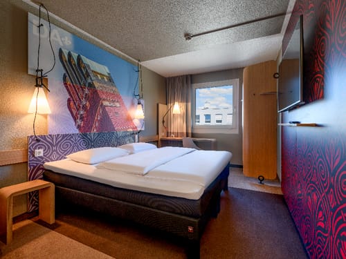Modernes Doppelzimmer mit großem Doppelbett