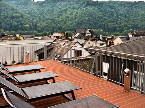 Dachterrasse des Hotels mit Relaxliegen