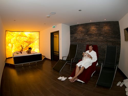 Ruhebereich mit Relaxliegen und Bett