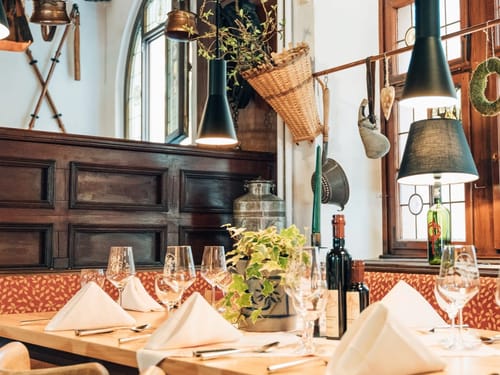 festlich gedeckter Tisch im Restaurant