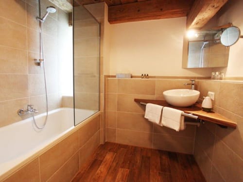 Badbereich mit Badewanne, Waschtisch und Spiegel
