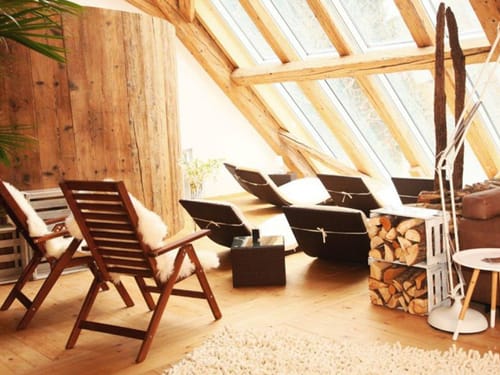 Relaxliegen im Wellnessbereich mit Panoramafenster