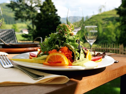 frischer Salat auf der Terrasse serviert