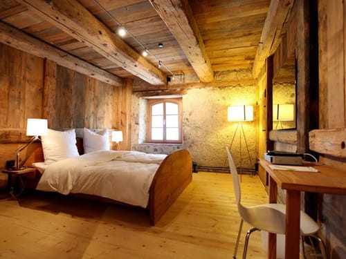 Doppelzimmer komplett mit Holz ausgestattet
