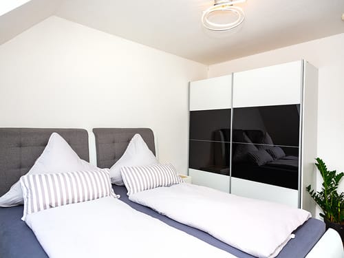 Doppelbett mit Wandschrank im Schlafbereich